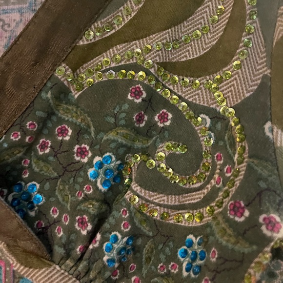 Fancy pattern and sparkled top! Size L but runs small. Figure flattering - Picture 3 of 4